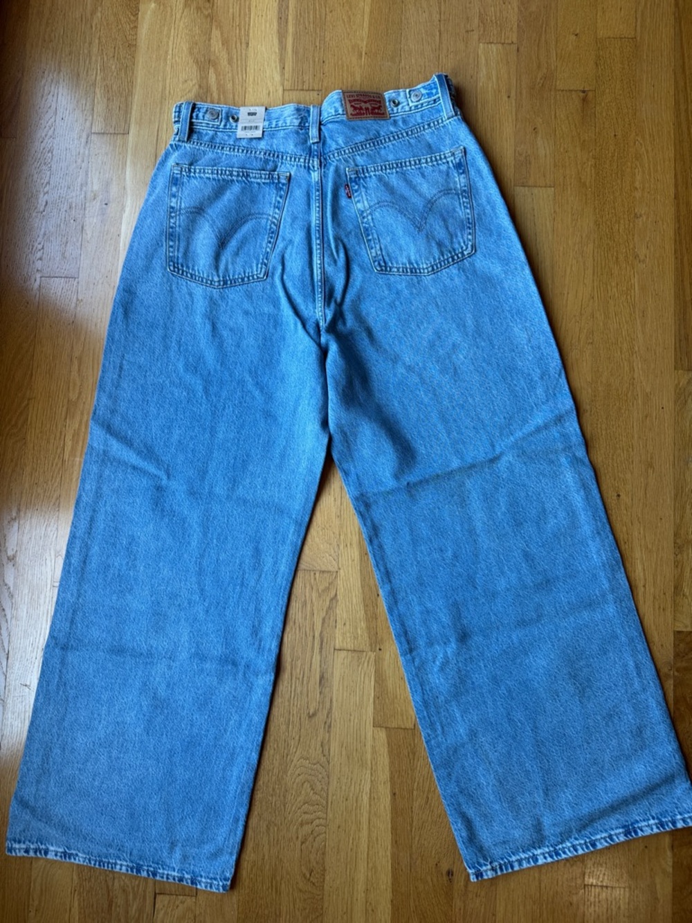 Levi's Women's Cinch Baggy Jeans - Picture 4 of 6